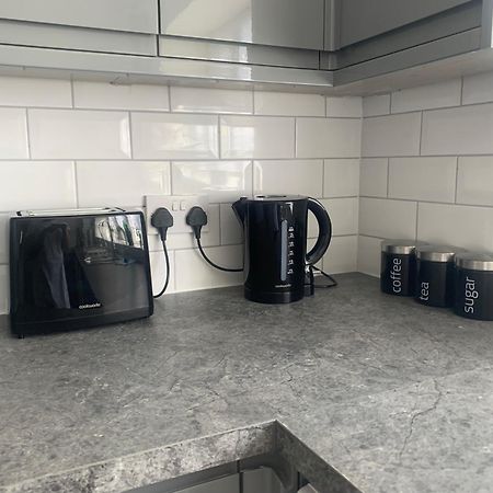 Newly Renovated, Modern 3 Bed Apartment 워머슬리 외부 사진
