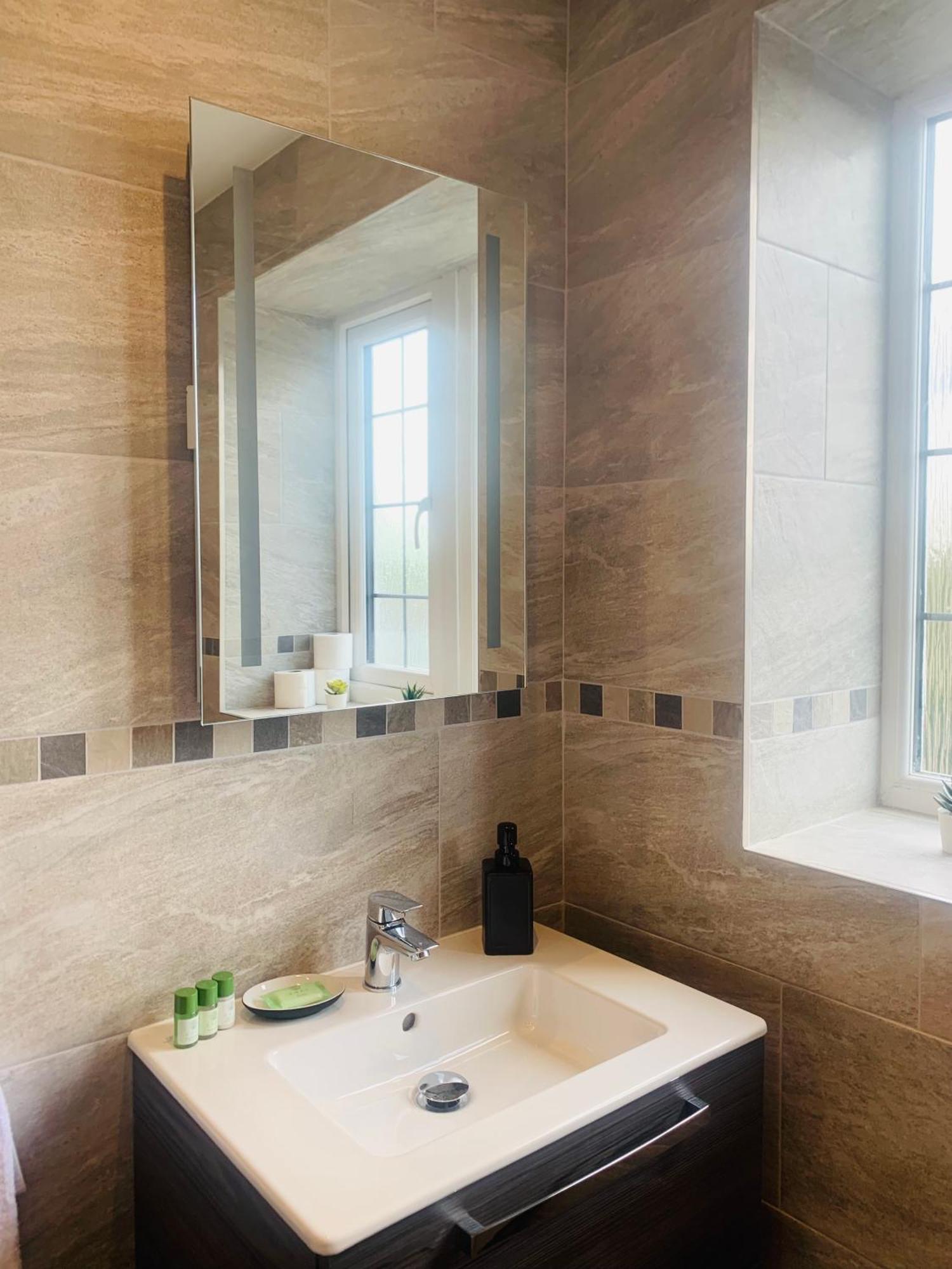 Newly Renovated, Modern 3 Bed Apartment 워머슬리 외부 사진