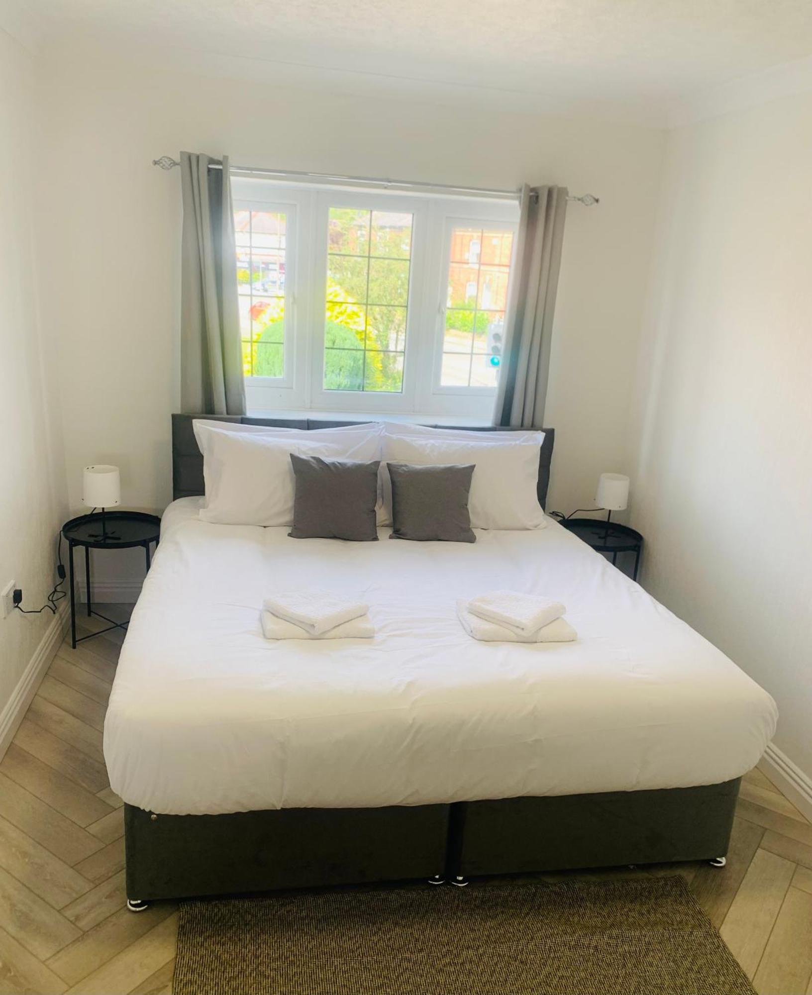 Newly Renovated, Modern 3 Bed Apartment 워머슬리 외부 사진